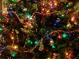 albero di natale con luci e addobbi
