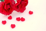 rose rosse e cuoricini